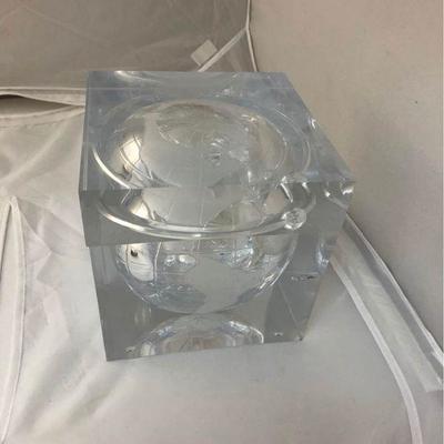 https://www.ebay.com/itm/124131015386	LAN9984: Heavy Lucite World Globe Ice Bucket Crystal Clear Image Acrylic Box By Grainware Carlisle
