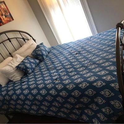 https://www.ebay.com/itm/124153676373	PA027: White on Blue Comforter Queen $20
