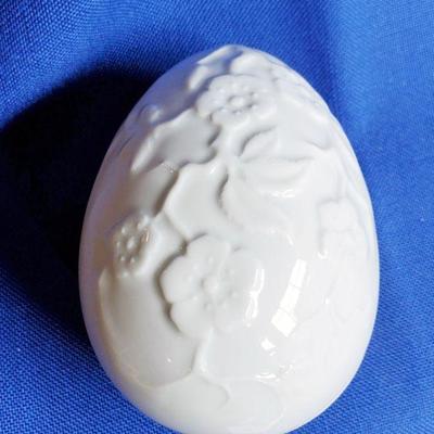 Lot 8A: Large Chamart Egg Trinket Box  $18