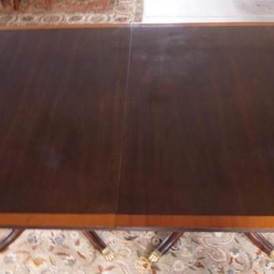 1005	STICKLEY SOLID MAHOGANY DUNCAN PHYFE SYLE BANDED DINING ROOM TABLE WITH 4 LEAVES.