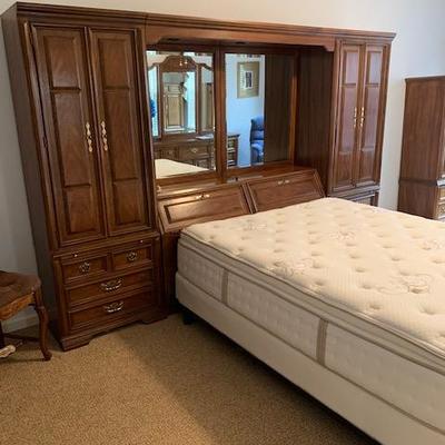 THOMASVILLE Queen Bed With Mirrored Cabinet and Storage 10' Wide $200