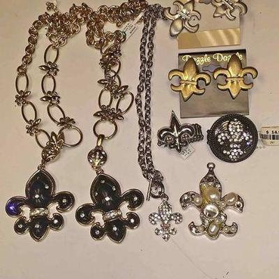 https://www.ebay.com/itm/114174499766	AB0008 COSTUME JEWELRY LOT OF EIGHT FLEUR-DE-LIS JEWELRY PCS BOX 74 AB0008 $25

