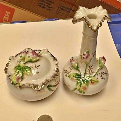 https://www.ebay.com/itm/124140003300	Box070AB VINTAGE CERAMIC FLOWERED VASE AND DISH WITH LID $5 
