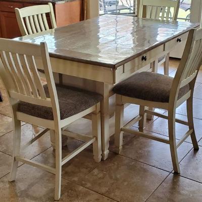 #21 Country Style/Farmhouse Kitchen Table / Table & 4 Matching Chairs, 4 drawers & 3 shelves underneath, great condition, table always...