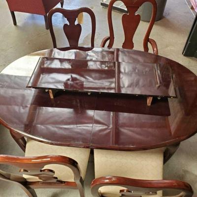 2221	
Oval Table and 4 Chairs
Oval Table and 4 Chairs, Table Approx. 60"x 38"