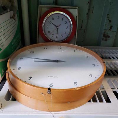 #3006 â€¢ 3 Quartz Wall Clocks
