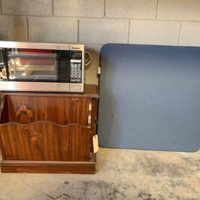 2042	
1 Panasonic 1200W Microwave, 1 End Table, and 1 Folding Table
1 Panasonic 1200W Microwave, 1 End Table, and 1 Folding Table
