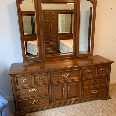 THOMASVILLE Dresser with 3 Panel Mirror 6' X 64