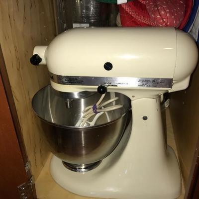 SOLD
Kitchen aid Mixer w/ Bowl and attachments $150