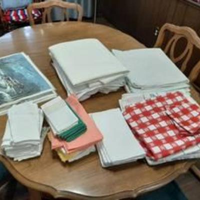 Assorted table clothes, placemats and napkins