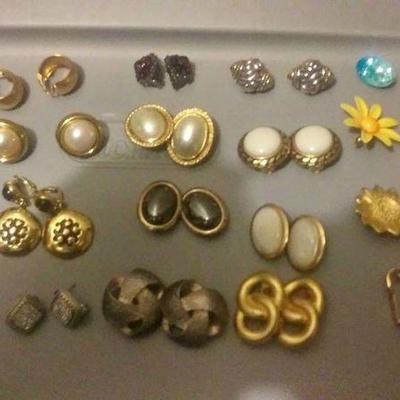 https://www.ebay.com/itm/124150472707	CJ0010 COSTUME JEWELRY CLIP ON EARRINGS LOT  RX BOX 4 CJ0010	 $15 
