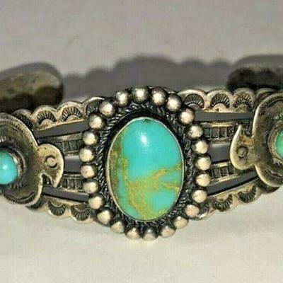 https://www.ebay.com/itm/114212610002	RX132: HANDMADE FRED HARVEY STERLING SILVER AND BLUE STONE BRACELET	 $400.00 
