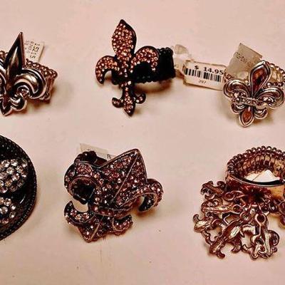 https://www.ebay.com/itm/114171663741	BOX074X LOT OF SIX FLEUR-DE-LIS STRETCH RINGS "COSTUME JEWELRY" 	 $20 
