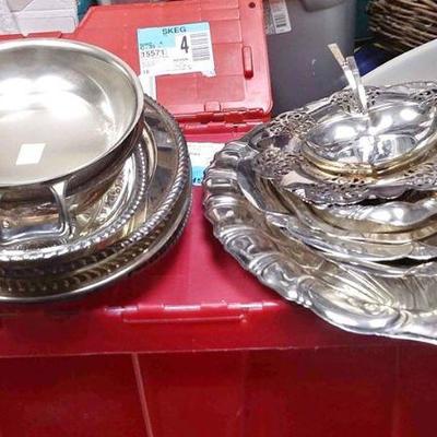 https://www.ebay.com/itm/124173792649	BOX071 LOT OF 15 VARIOUS SIZE SILVER PLATED TRAYS BOX071	$40 
