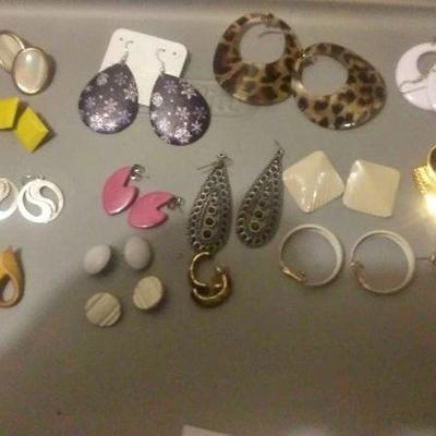  $15 	https://www.ebay.com/itm/124150472177	CJ0009 COSTUME JEWELRY EARRING LOT  RX BOX 4 CJ0009	 $15 
