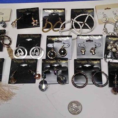 https://www.ebay.com/itm/114173841218	BOX074AA COSTUME JEWELRY LOT OF FIFTEEN PIERCED EARRINGS LOT #1 	 $10 
