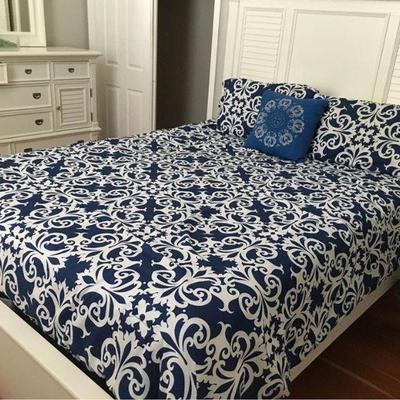 https://www.ebay.com/itm/114186824824	PA028: White on Navy Queen Comforter 	 $15 
