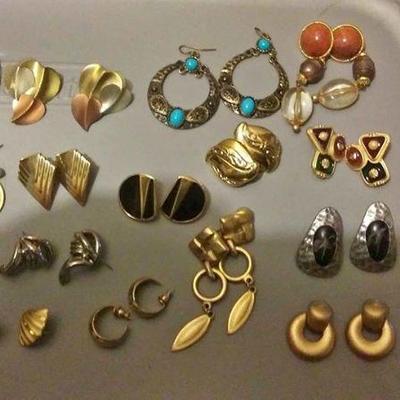  $15 	https://www.ebay.com/itm/124150475047	CJ0013 COSTUME JEWELRY EARRING LOT  RX BOX 4 CJ0013	 $15 
