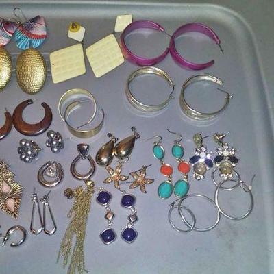 https://www.ebay.com/itm/124150474351	CJ0012 COSTUME JEWELRY EARRING LOT  RX BOX 4 CJ0012	 $15 
