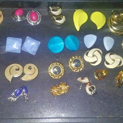 https://www.ebay.com/itm/124150471554	CJ0008 COSTUME JEWELRY CLIP ON EARRINGS LOT  RX BOX 4 CJ0008	 $15 
