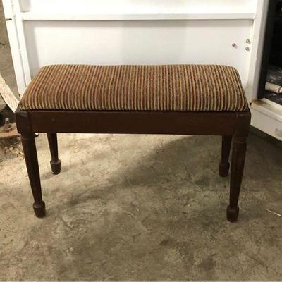 https://www.ebay.com/itm/114193620820	LAN9908 Antique Piano Bench Local Pickup 	 $40 
