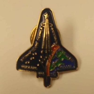 https://www.ebay.com/itm/114209907098	AB0353: NASA SIS 107 MISSION PIN SPACE SHUTTLE COLUMBIA LAST MISSION 1-16-2003	$10 

