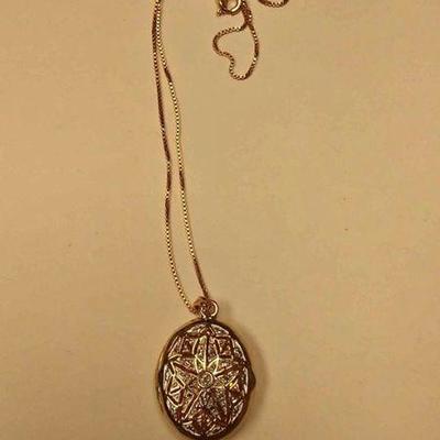 https://www.ebay.com/itm/124135610774	Rxb010 STERLING SILVER LOCKET & CHAIN 18 INCH CHAIN (ITALY) LOCKET (CHINA) BOTH ITEMS GOLD...