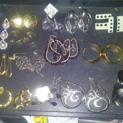 https://www.ebay.com/itm/114182826144	CJ0011 COSTUME JEWELRY EARRING LOT  RX BOX 4 CJ0011	 $15 
