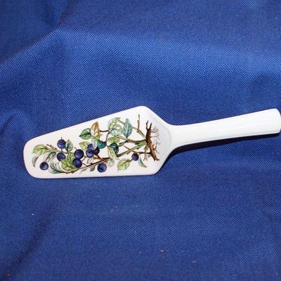 Lot 332:: Villeroy and Boch Pie Server  $35
