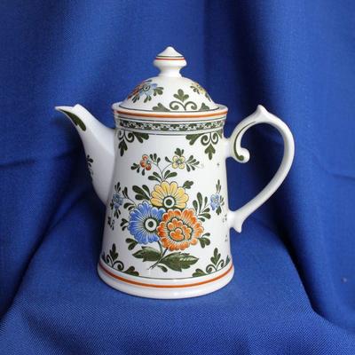 Lot 340: Villeroy and Boch Alt Amsterdam Coffee Pot  $36