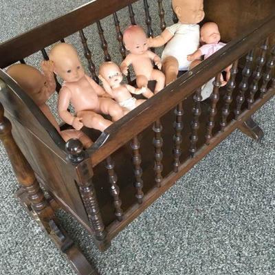 Spindle Cradle with 6 Baby Dolls