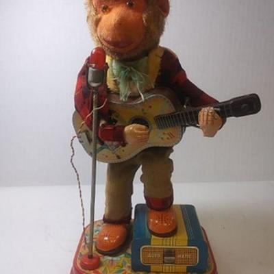 https://www.ebay.com/itm/114220271451	BU3044 VINTAGE 1950s TIN BATTERY POWERED ROCK & ROLL MONKEYIMPORTED BY ROSKO TOYS MADE IN JAPAN BY...