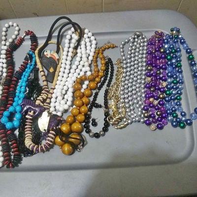 https://www.ebay.com/itm/124187004933	RX5122004 COSTUME JEWELRY LOT OF NECKLACES $20.00 RX BOX 4 RX5122004	 $20 	Buy it Now...
