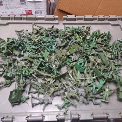 https://www.ebay.com/itm/124180678997	BU3003 LOT OF VINTAGE GREEN PLASTIC TOY SOLDIERS $20.00 (LOT#1) ABBU BOX 1 BU3003	 $20 
