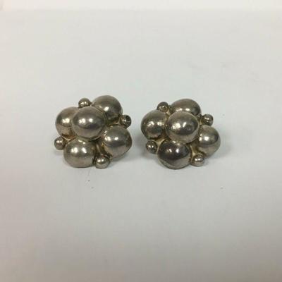 https://www.ebay.com/itm/114221816578	KB0148: Sterling Silver Earrings	 $15 	Buy-IT-Now
