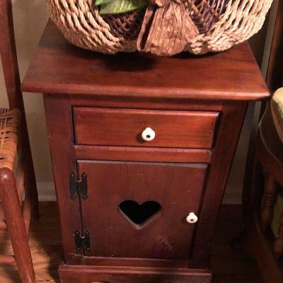 https://www.ebay.com/itm/124190241211	BU1088: Country End Table / Cabinet with Cutout Heart Local Pickup	 $25 
