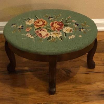 https://www.ebay.com/itm/114226787296	BU1050: Antique Needle Point Footstool Local Pickup	 $20 
