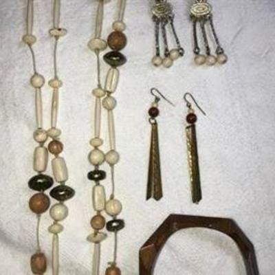 J# 22 Wood & Bead lot 25. 