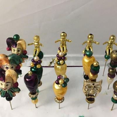 https://www.ebay.com/itm/124173545298	KB0140: Lot of Vintage Mardi Gras Hat Pins, 15 pieces	 $25 
