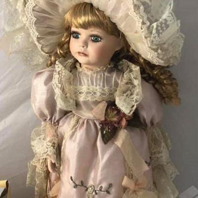 https://www.ebay.com/itm/114192700992	Cma2040: Dream Girl Show Stoppers Doll 	 $50 
