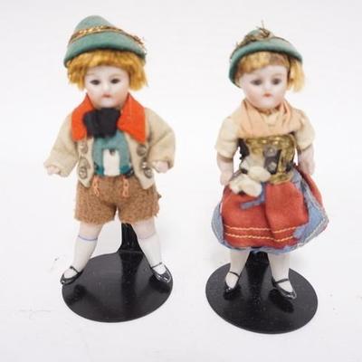 1025	2 MINIATURE BISQUE DOLLS WITH GLASS EYES. 4 IN HIGH