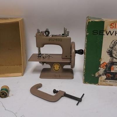1031	ANTIQUE CHILDS SINGER SEWHANDY SEWING MACHINE IN BOX 6 1/4 IN HIGH X 6 1/2 IN WIDE.