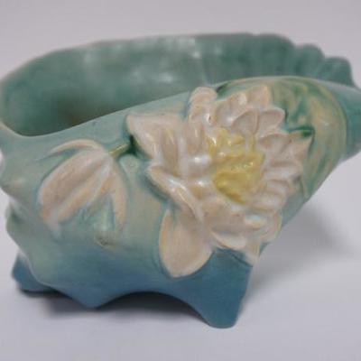 1054	ROSEVILLE WATER LILY SHELL FORM BOWL. 6 1/2 IN HIGH