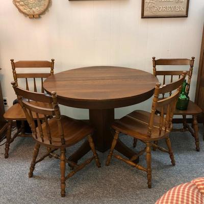 Round oak table. Also 2 leaves