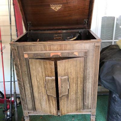 Picture of the Victrola cabinet
Needs TLC!