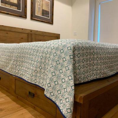King Size Storage Bed from Pottery Barn, Mattress Included. Find the FULL LISTING, Prices and MAKE AN OFFER, on our website,...