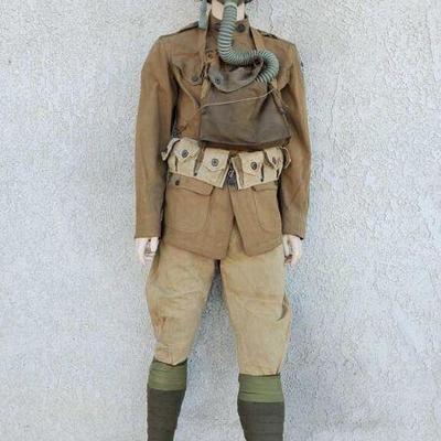 7013: U.S Gas Mask Army Military Uniform with Mannequin