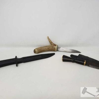 2321	

Collection of Three Knives
Includes: Antler handle blade, measures approx 4.5