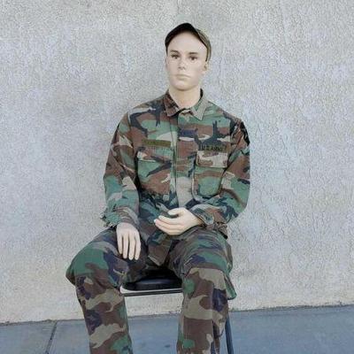 7016: U.S Army Military Uniform with Mannequin