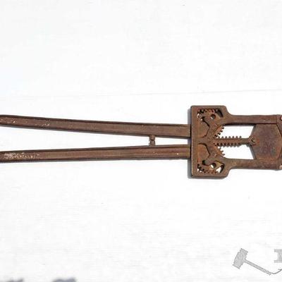 7200: Antique Cattle Dehorner